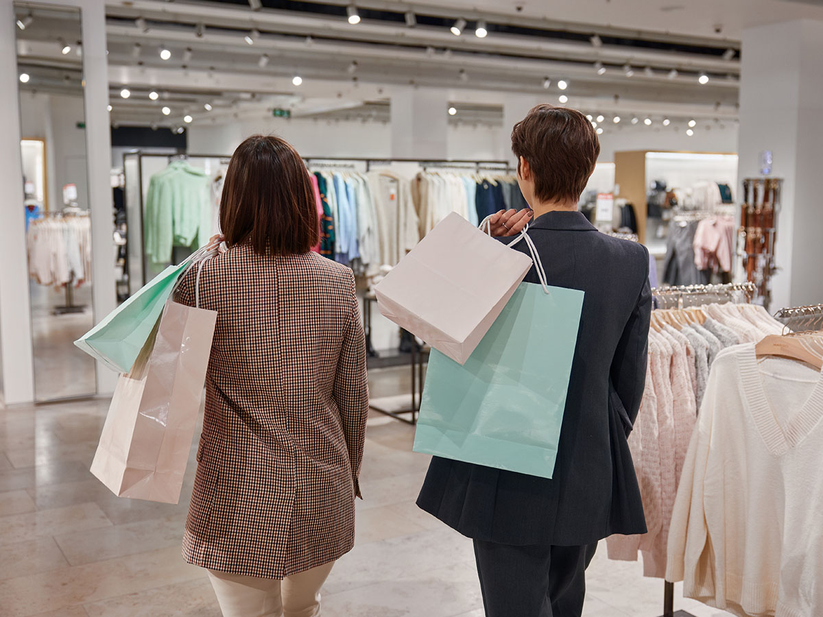 Kundinnen beim Shopping im klimatisierten Modegeschäft
