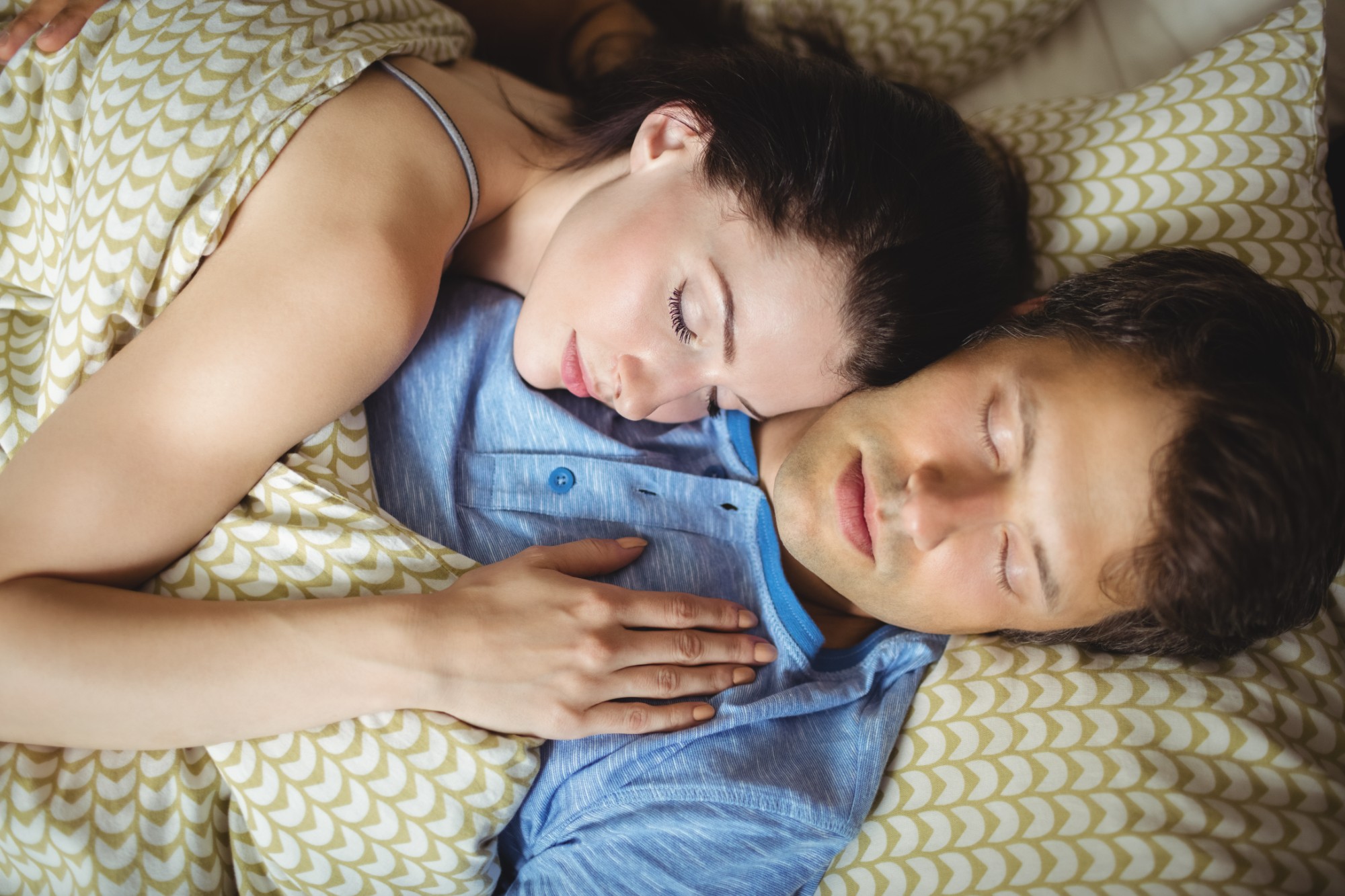 Paar schläft tief und entspannt im kühlen Schlafzimmer